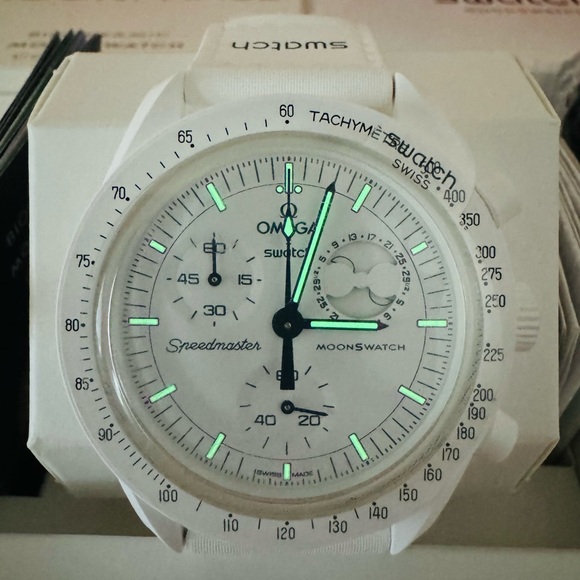 NIB OMEGA X Swatch Snoopy Mission to the Moonphase White - Picture 2 of 16